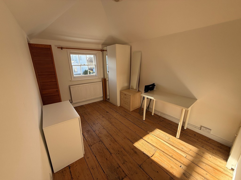 Lot: 97 - FOUR-BEDROOM HOUSE FOR REFURBISHMENT - Bedroom 2